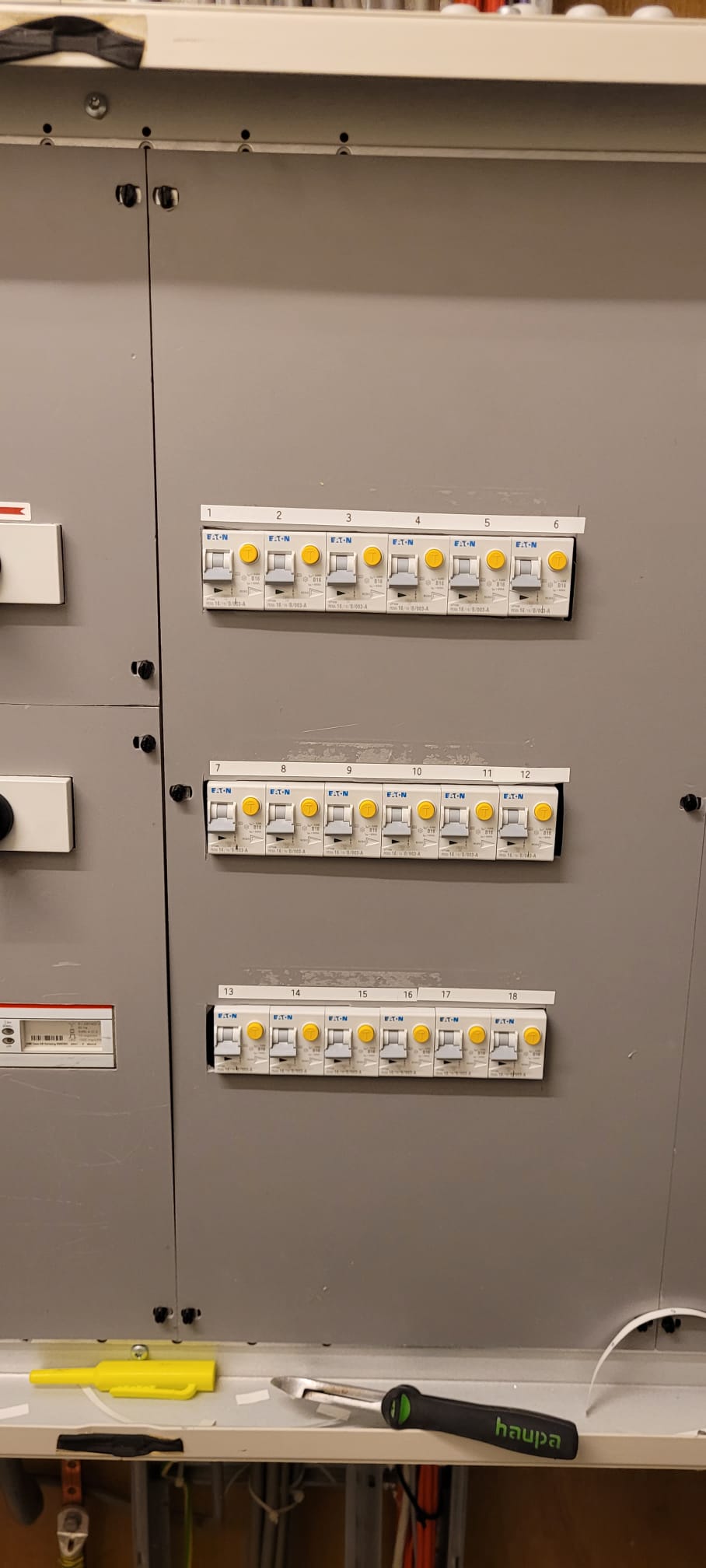 Drie rijen genummerde Eaton automaten in een verdeelkast