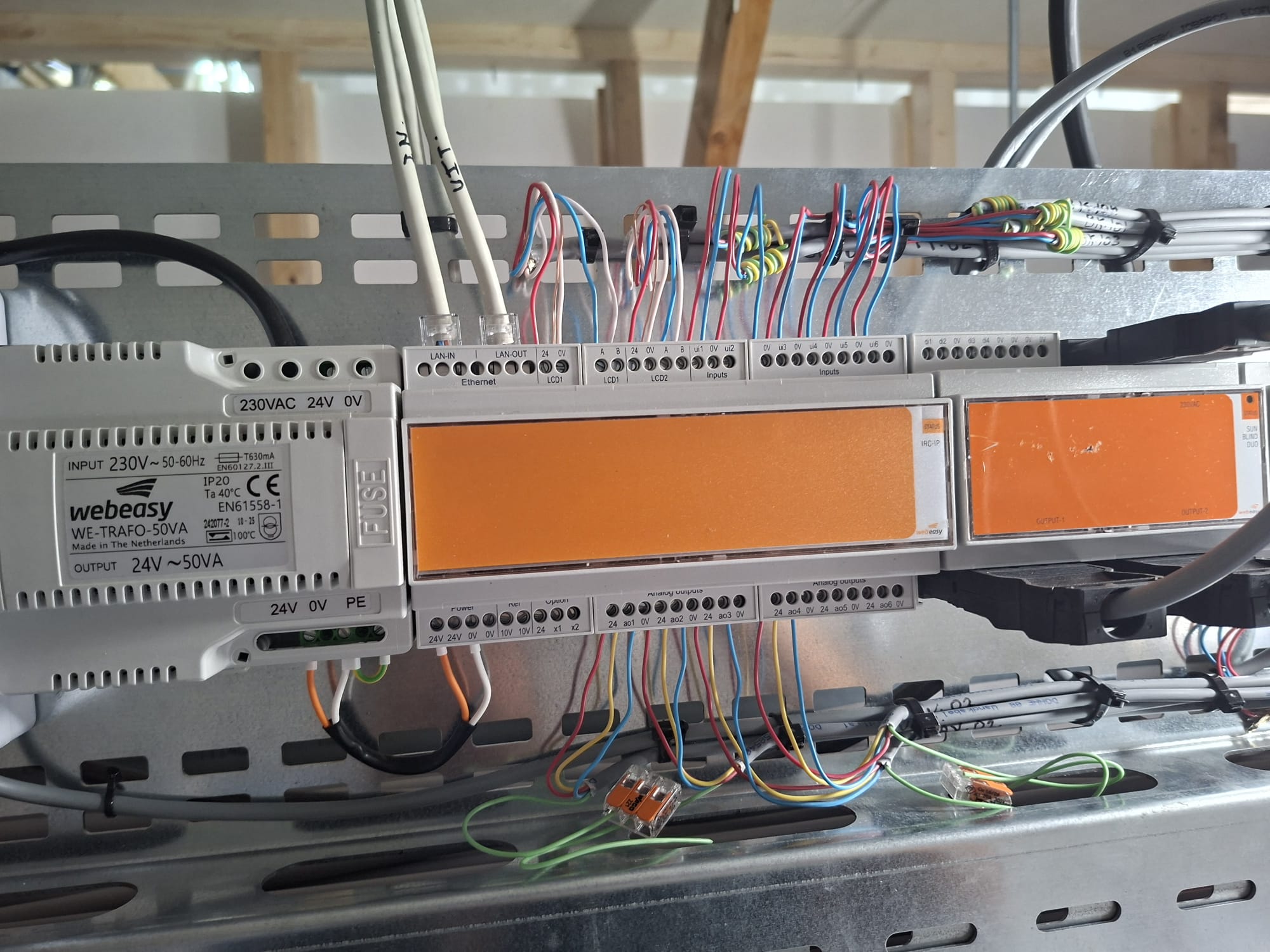 Webeasy trafo en besturingsmodule op een DIN-rail met gebundelde bedrading
